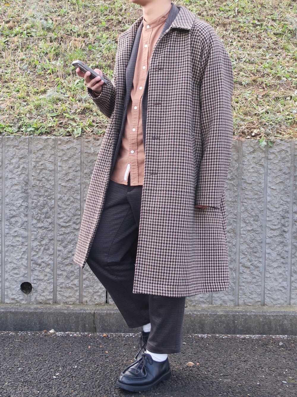 「ステンカラーコート、テーラードジャケット、ノーカラーシャツ、チエックパンツ、セットアップ、UNIQLO、GLOBAL WORK、coen、革靴、キレイめ」｜「coenのガンクラブチェックロングステンカラーコート（ステンカラーコート、ブラウン系）」を使った、ぜっきーさん（メンズ・166cm）の秋コーディネートの1枚目の写真