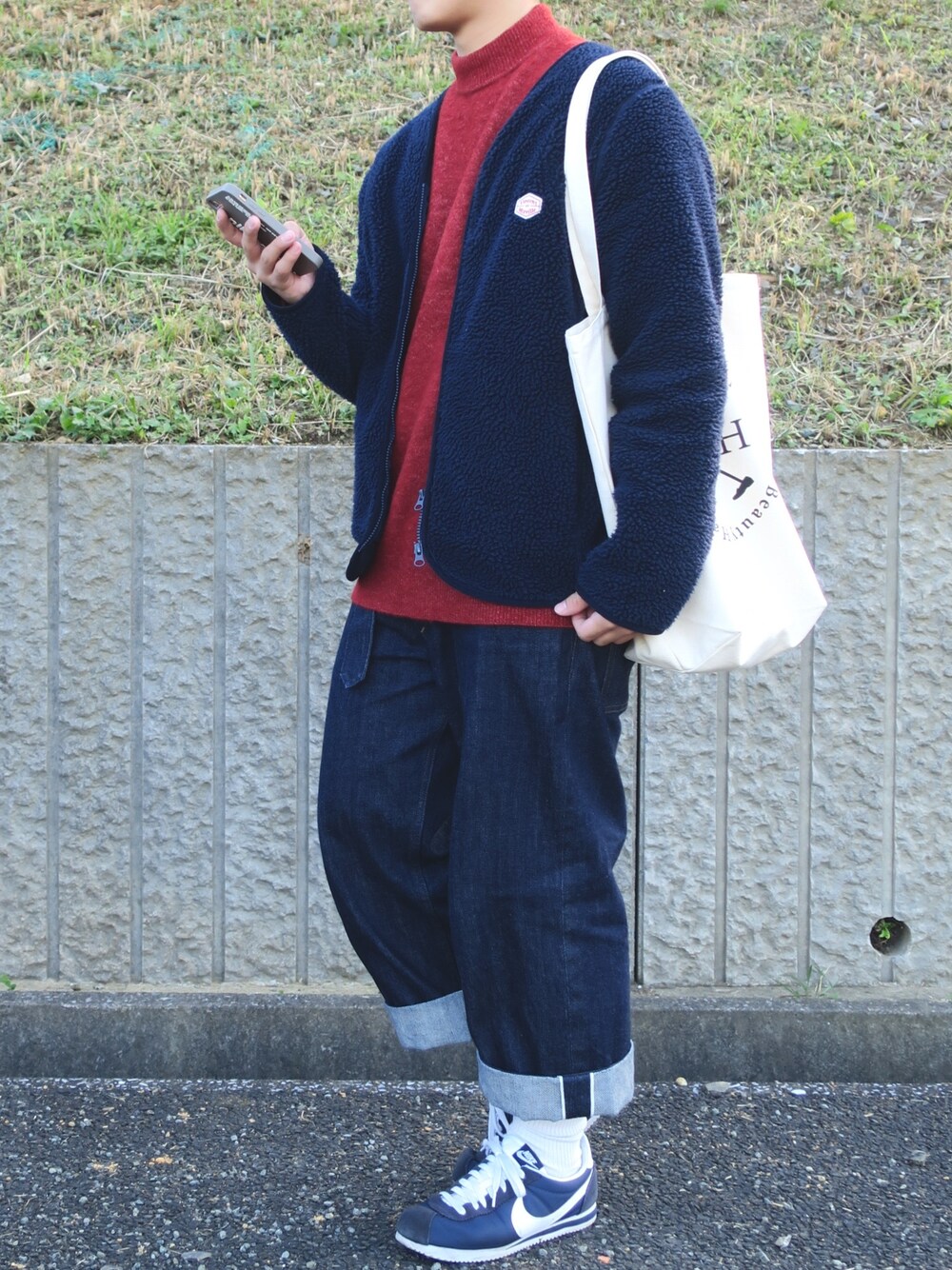 「ボア、VINCENT ET MIREILLE、ニット、niko and ...、ワイドデニム、MHL.、NIKE、スニーカー、秋冬コーデ、シンプルコーデ」｜「Vincent et MireilleのVincent et Mireille/バンソン エ ミレイユ 別注BOA CARDIGAN/ボアフリース カーディガン（ブルゾン、ブルー系）」を使った、ぜっきーさん（メンズ・166cm）の秋コーディネートの1枚目の写真