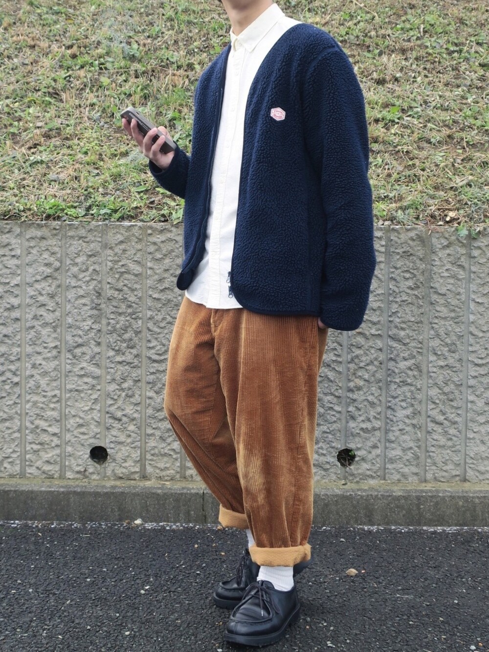 「ボアジャケット、VINCENT ET MIREILLE、白シャツ、GLOBAL WORK、コーデュロイパンツ、Dickies、niko and ...、革靴、KLEMAN、きれいめカジュアル」｜「Vincent et MireilleのVincent et Mireille/バンソン エ ミレイユ 別注BOA CARDIGAN/ボアフリース カーディガン（ブルゾン、ブルー系）」を使った、ぜっきーさん（メンズ・165cm）の冬コーディネートの1枚目の写真
