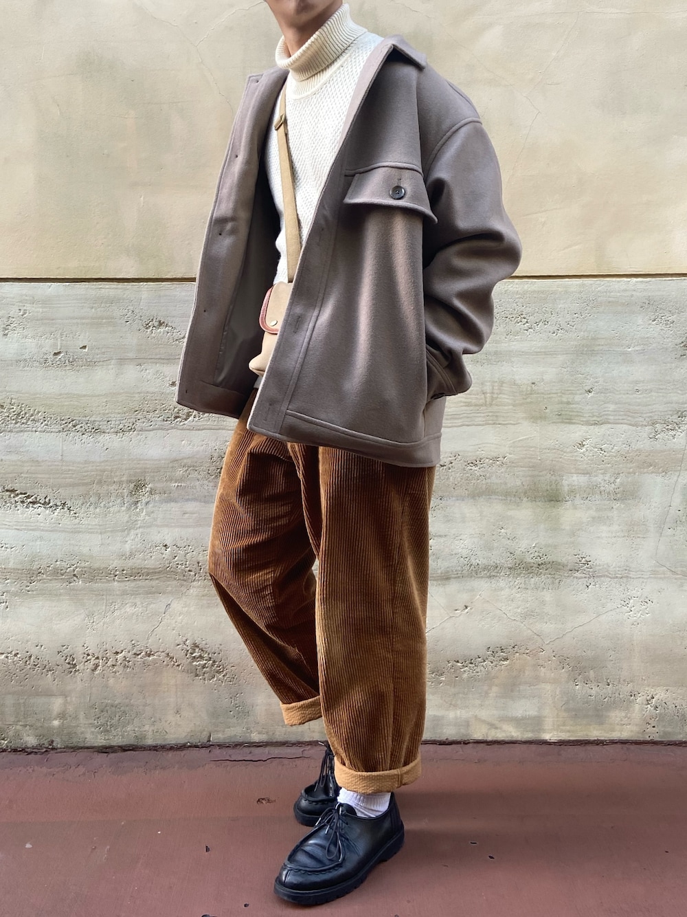 「CPOジャケット、コーデュロイパンツ、niko and ...、Dickies、タートルネックニット、UNIQLO、革靴、KLEMAN、ショルダーバッグ、BRADY」｜「niko and...のウーリーテックCPOブルゾン（ブルゾン、ベージュ系）」を使った、ぜっきーさん（メンズ・165cm）の冬コーディネートの1枚目の写真