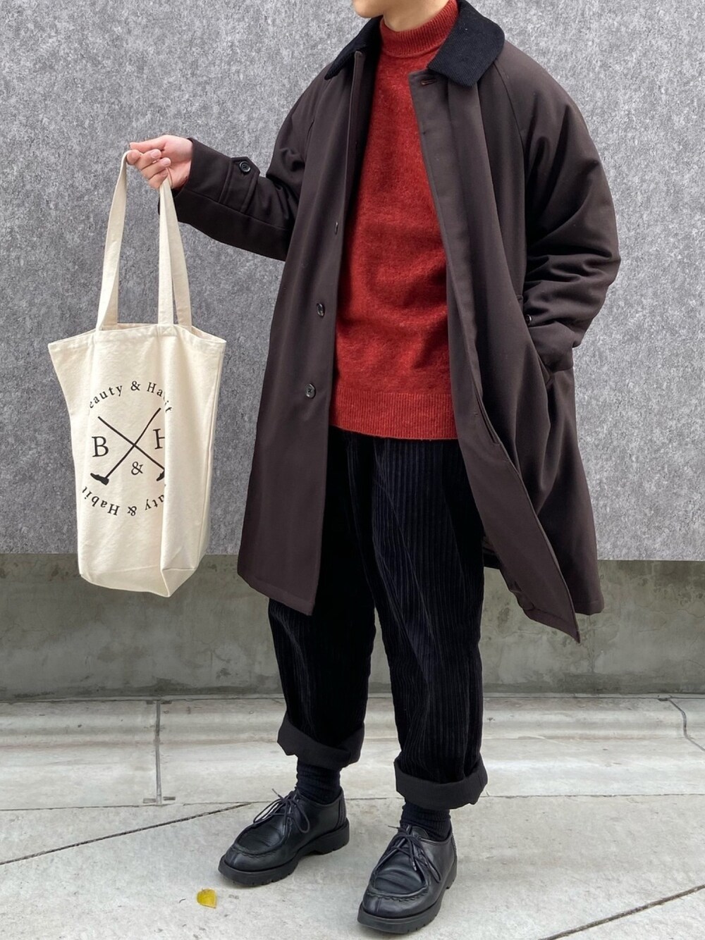「ステンカラーコート、Steven Alan、モックネック、赤ニット、コーデュロイパンツ、niko and ...、革靴、KLEMAN、トートバッグ、きれいめカジュアル」｜「Steven Alanの＜Steven Alan＞ VNTG 2WAY BAL COLLAR COAT/コート（ステンカラーコート、ブラウン系）」を使った、ぜっきーさん（メンズ・165cm）の冬コーディネートの1枚目の写真