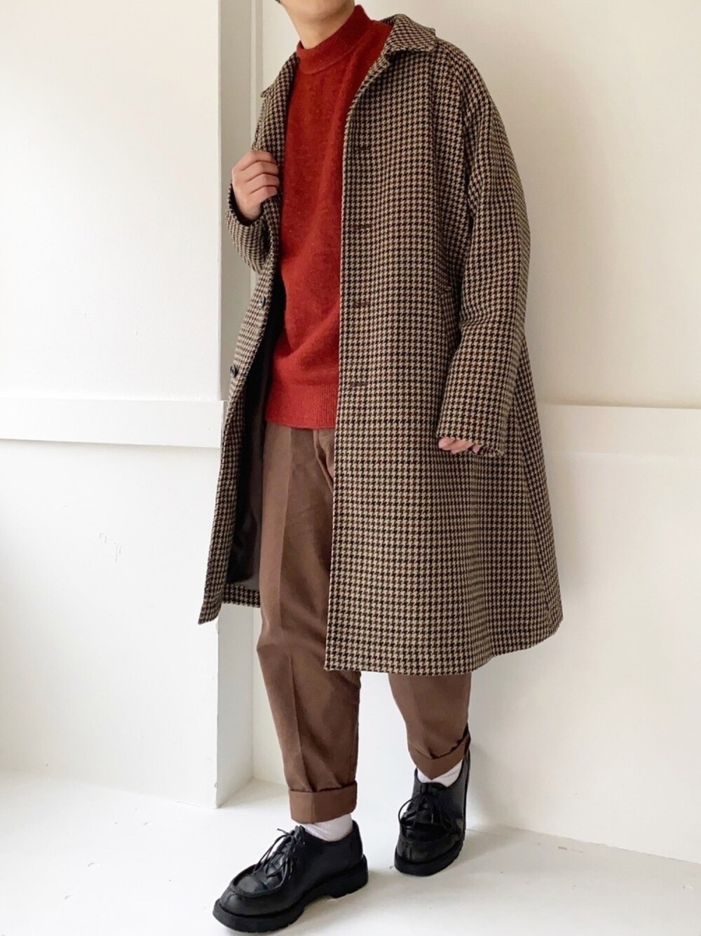 「年末WEAR感謝祭、チェックコート、ステンカラーコート、coen、赤ニット、niko and ...、スラックス、MinoriTY、革靴、KLEMAN」｜「MinoriTYの【コラボ「MinoriTY × WEARISTA　れぽすけ」】ワイドテーパードパンツ スラックス（スラックス、ブラウン系）」を使った、ぜっきーさん（メンズ・165cm）の冬コーディネートの1枚目の写真
