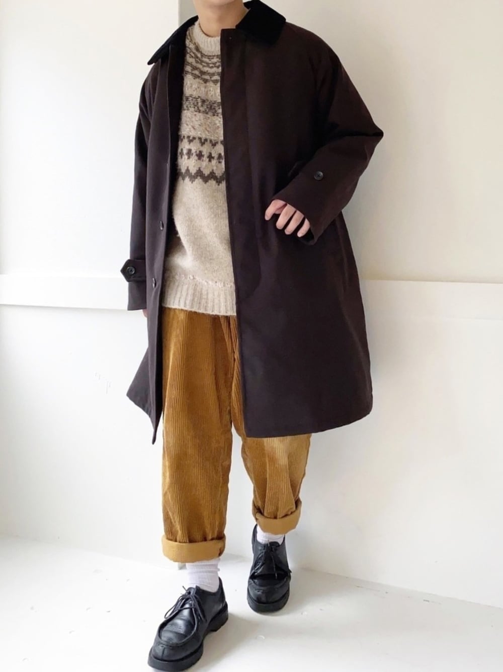 「ステンカラーコート、Steven Alan、ノルディック柄、niko and ...、コーデュロイパンツ、Dickies、革靴、KLEMAN、キレイめ、きれいめカジュアル」｜「Dickiesの【Dickies(ディッキーズ)】別注コーデュロイワイドパンツ（その他パンツ、イエロー系）」を使った、ぜっきーさん（メンズ・165cm）の冬コーディネートの1枚目の写真
