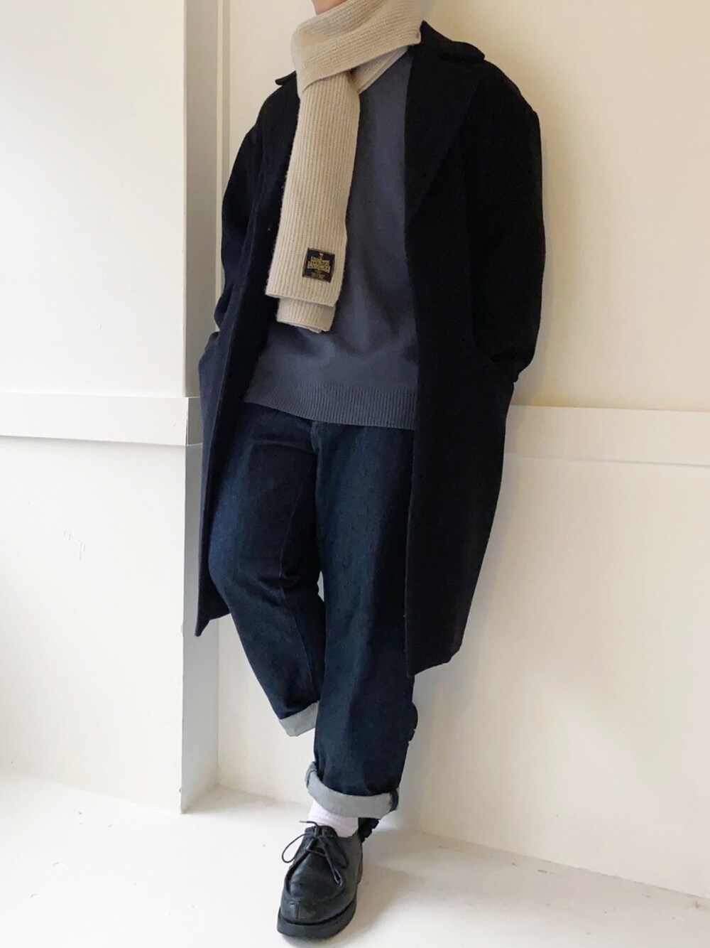 「チェスターコート、GLOBAL WORK、マフラー、URBAN RESEARCH DOORS、革靴、KLEMAN、UNIQLO、テーパードデニム、きれいめカジュアル、シンプル」｜「GLOBAL WORKのメリノウールビッグコート/752429（チェスターコート、ブルー系）」を使った、ぜっきーさん（メンズ・165cm）の冬コーディネートの1枚目の写真