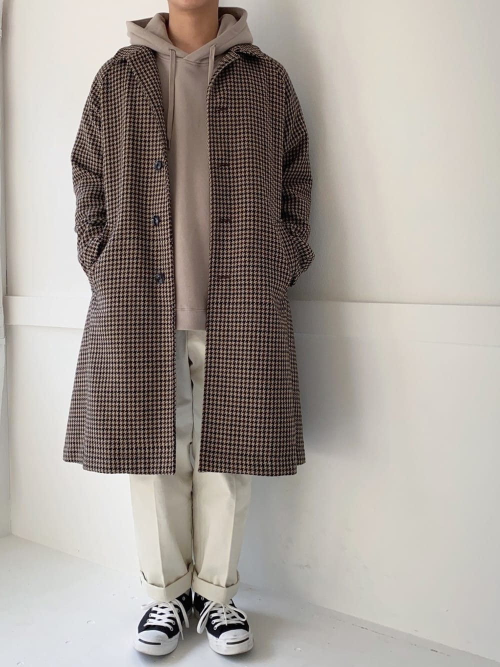 「冬アウター着回しチャレンジ、ステンカラーコート、coen、パーカー、niko and ...、ワイドパンツ、Steven Alan、スニーカー、converse、きれいめカジュアル」｜「coenのガンクラブチェックロングステンカラーコート（ステンカラーコート、ブラウン系）」を使った、ぜっきーさん（メンズ・165cm）の冬コーディネートの1枚目の写真