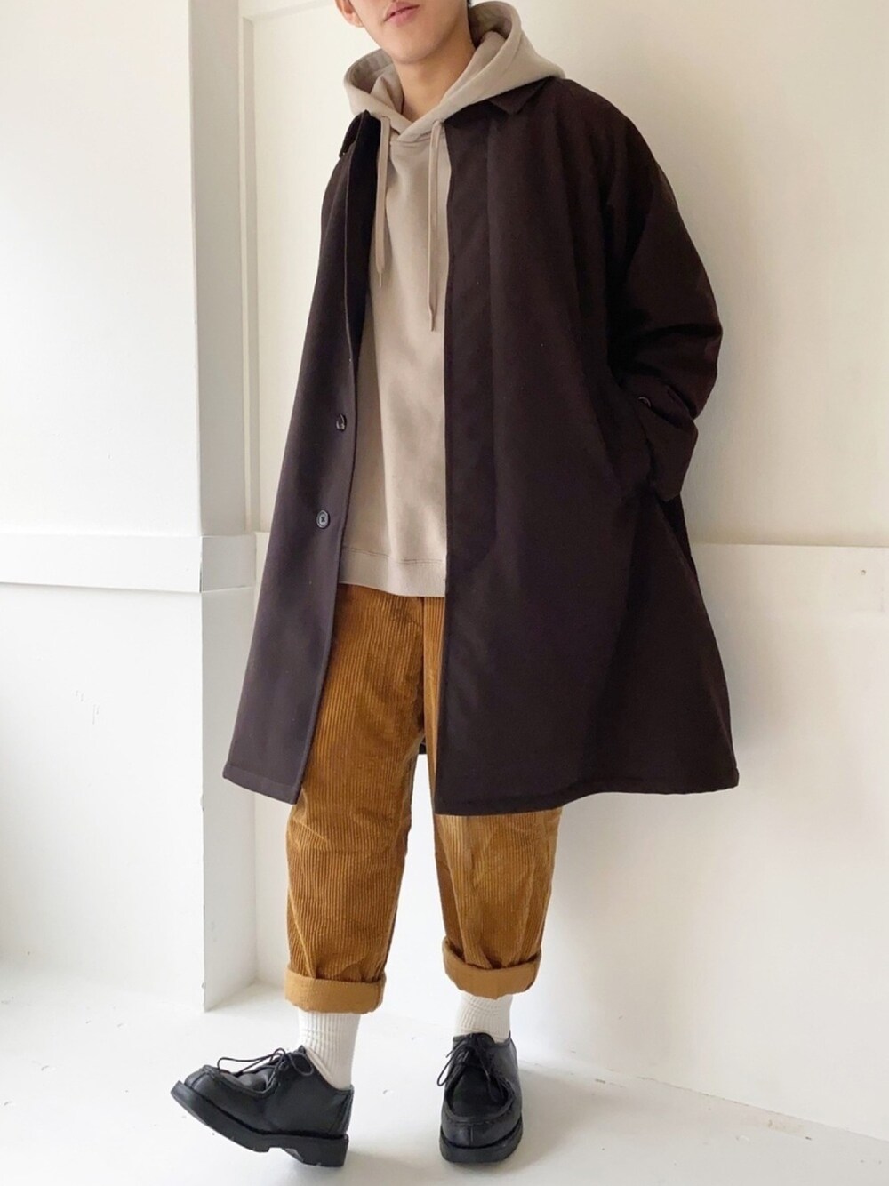 「冬アウター着回しチャレンジ、ステンカラーコート、Steven Alan、パーカー、コーデュロイパンツ、niko and ...、Dickies、革靴、KLEMAN、きれいめカジュアル」｜「Dickiesの【Dickies(ディッキーズ)】別注コーデュロイワイドパンツ（その他パンツ、イエロー系）」を使った、ぜっきーさん（メンズ・165cm）の冬コーディネートの1枚目の写真