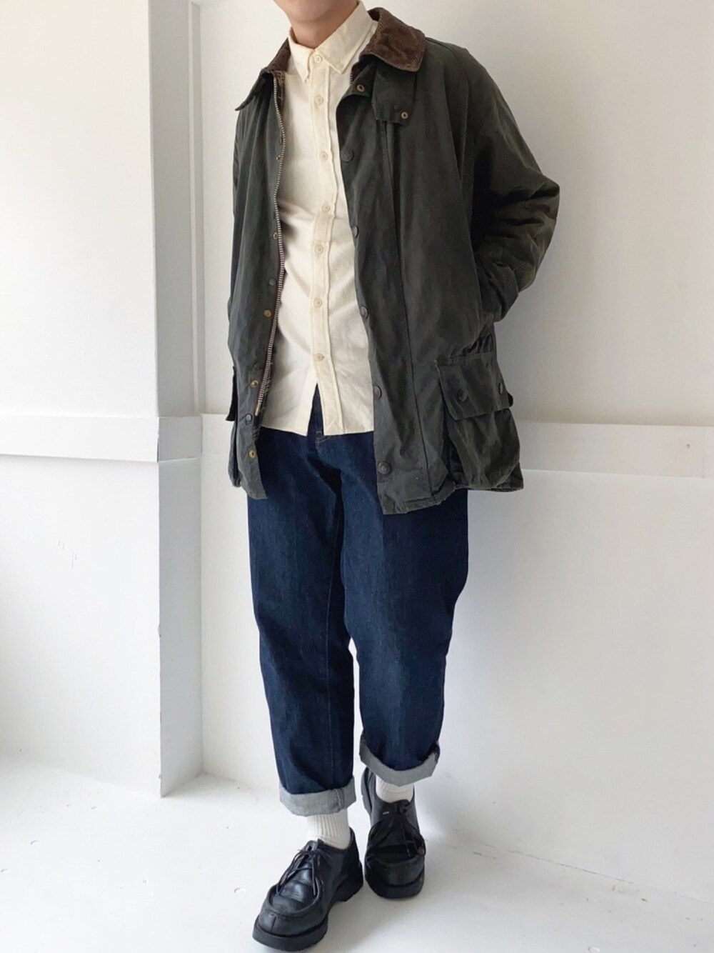 「barbour、ブルゾン、GLOBAL WORK、白シャツ、UNIQLO、テーパードデニム、KLEMAN、革靴、シンプル、きれいめカジュアル」｜「Barbourのアイテム（ブルゾン、グリーン系）」を使った、ぜっきーさん（メンズ・165cm）の冬コーディネートの1枚目の写真