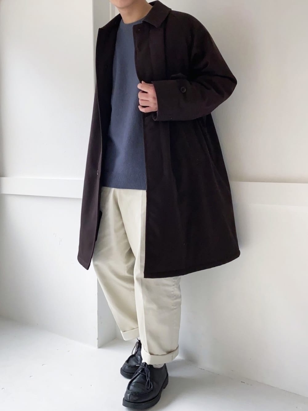 「ステンカラーコート、テーパードパンツ、ワイドパンツ、Steven Alan、くすみカラー、URBAN RESEARCH DOORS、革靴、KLEMAN、きれいめカジュアル、大人コーデ」｜「Steven Alanの＜Steven Alan＞ STRC/DRIL SUPER BAGGY TAPEREDⅡ/パンツ（チノパンツ、ベージュ系）」を使った、ぜっきーさん（メンズ・165cm）の冬コーディネートの1枚目の写真