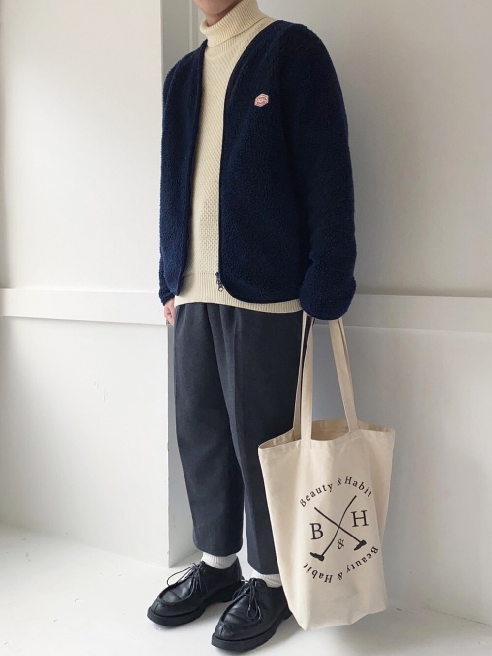 「ボア、VINCENT ET MIREILLE、タートルネックニット、UNIQLO、ワイドパンツ、niko and ...、革靴、KLEMAN、トートバッグ、きれいめカジュアル」｜「Vincent et MireilleのVincent et Mireille/バンソン エ ミレイユ 別注BOA CARDIGAN/ボアフリース カーディガン（ブルゾン、ブルー系）」を使った、ぜっきーさん（メンズ・165cm）の冬コーディネートの1枚目の写真