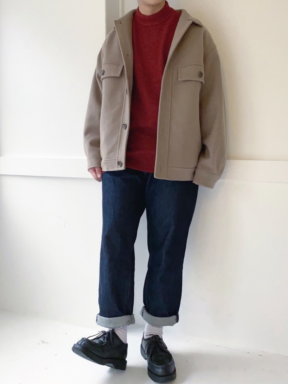 「CPOジャケット、モックネックニット、赤ニット、niko and ...、テーパードデニム、UNIQLO、革靴、KLEMAN、きれいめカジュアル、シンプルコーデ」｜「niko and...のウーリーテックCPOブルゾン（ブルゾン、ベージュ系）」を使った、ぜっきーさん（メンズ・165cm）の冬コーディネートの1枚目の写真