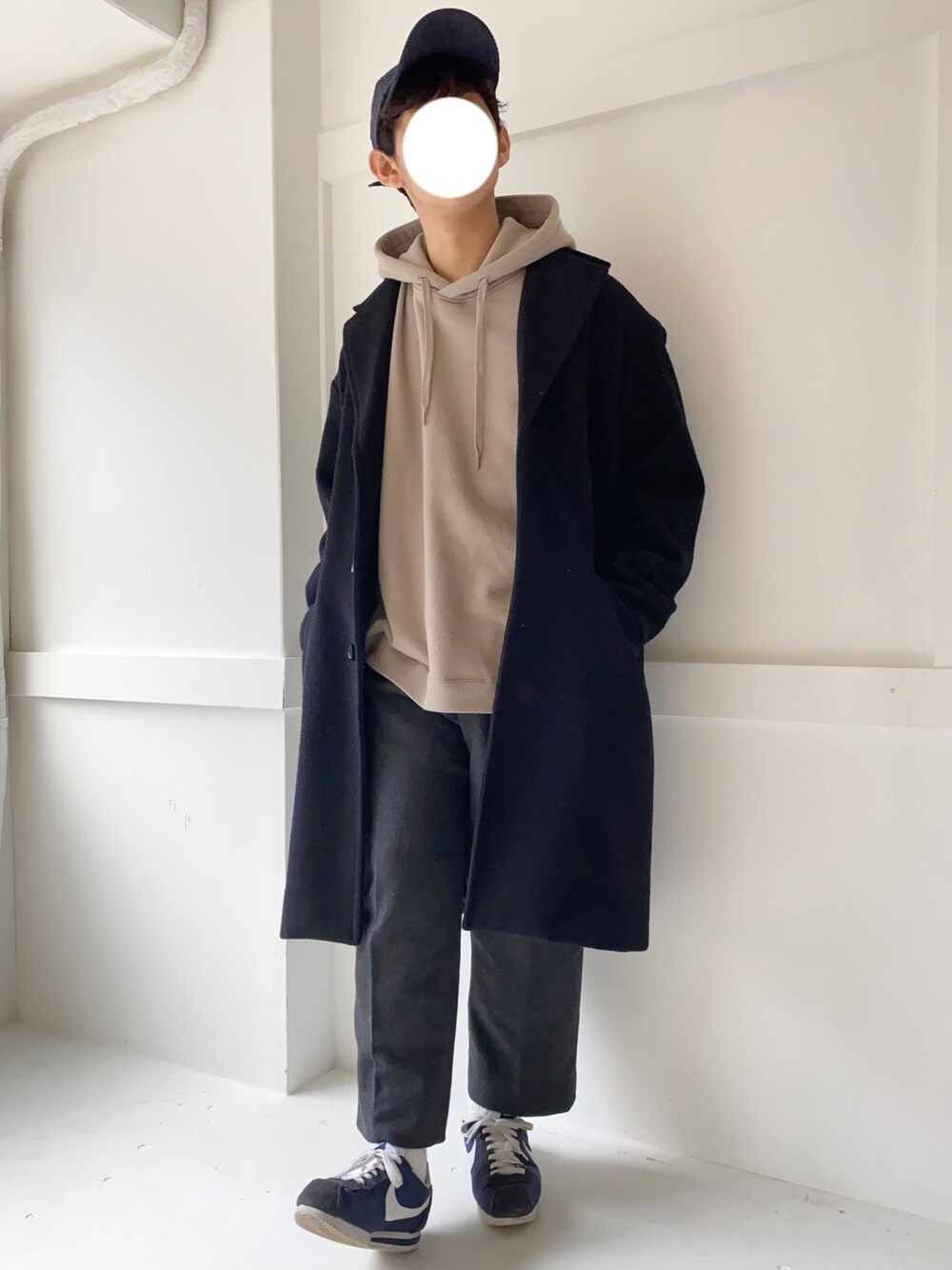 「チェスターコート、GLOBAL WORK、パーカー、ワイドパンツ、niko and ...、スニーカー、NIKE、キャップ、きれいめカジュアル、LEE」｜「Leeの【Lee】LOW CAP 11W CORDUROY / 【リー】ロウ　キャップ　コーデュロイ（キャップ、ブルー系）」を使った、ぜっきーさん（メンズ・165cm）の冬コーディネートの1枚目の写真