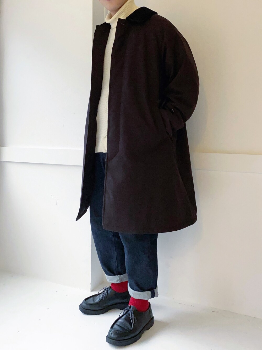 「ステンカラーコート、Steven Alan、タートルネックニット、テーパードデニム、UNIQLO、赤い靴下、革靴、KLEMAN、きれいめカジュアル、シンプルコーデ」｜「Steven Alanの＜Steven Alan＞ VNTG 2WAY BAL COLLAR COAT/コート（ステンカラーコート、ブラウン系）」を使った、ぜっきーさん（メンズ・165cm）の冬コーディネートの1枚目の写真