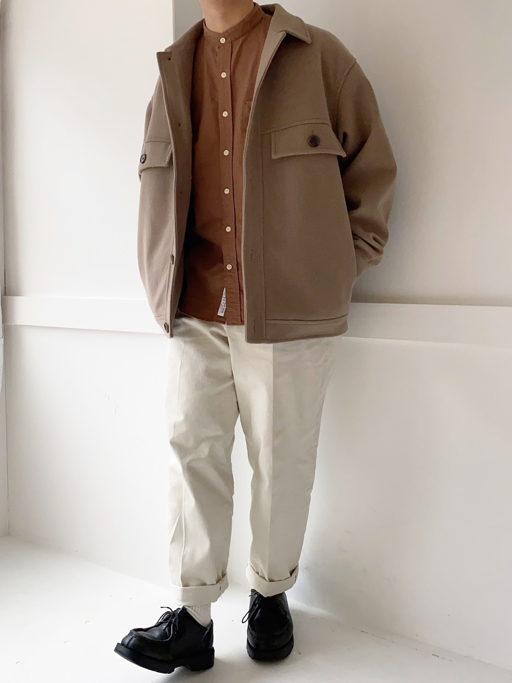 「ブラウン色に染まれ、CPOジャケット、niko and ...、ノーカラーシャツ、GLOBAL WORK、ワイドパンツ、Steven Alan、革靴、KLEMAN、きれいめカジュアル」｜「niko and...のウーリーテックCPOブルゾン（ブルゾン、ベージュ系）」を使った、ぜっきーさん（メンズ・165cm）の冬コーディネートの1枚目の写真