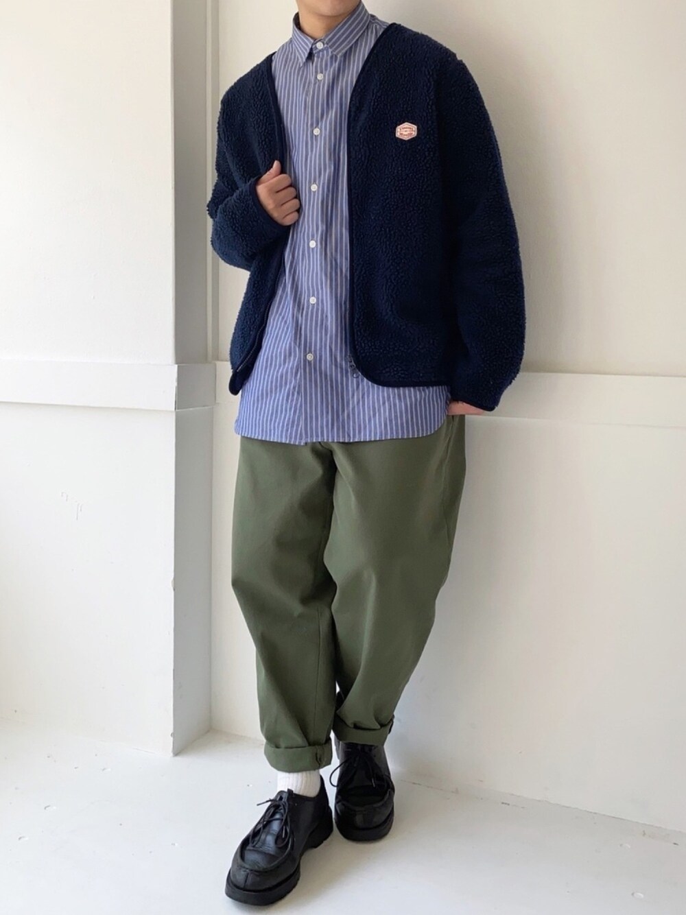 「ボア、VINCENT ET MIREILLE、ストライプシャツ、カーキパンツ、ホップサックパンツ、niko and ...、革靴、KLEMAN、きれいめカジュアル、はるコーデ」｜「Vincent et MireilleのVincent et Mireille/バンソン エ ミレイユ 別注BOA CARDIGAN/ボアフリース カーディガン（ブルゾン、ブルー系）」を使った、ぜっきーさん（メンズ・165cm）の冬コーディネートの1枚目の写真