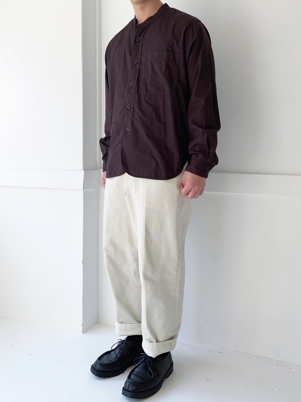 「ノーカラーシャツ、ブラウン、MHL.、ワイドパンツ、白パンツ、Steven Alan、革靴、KLEMAN、きれいめカジュアル、お洒落さんとつながりたい」｜「Steven Alanの＜Steven Alan＞ STRC/DRIL SUPER BAGGY TAPEREDⅡ/パンツ（チノパンツ、ベージュ系）」を使った、ぜっきーさん（メンズ・165cm）の冬コーディネートの1枚目の写真