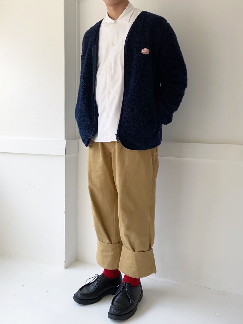 「ボアジャケット、VINCENT ET MIREILLE、白シャツ、無印良品、ワイドパンツ、チノパン、MHL.、革靴、KLEMAN、きれいめカジュアル」｜「無印良品のアイテム（シャツ/ブラウス、ホワイト系）」を使った、ぜっきーさん（メンズ・165cm）の春コーディネートの1枚目の写真