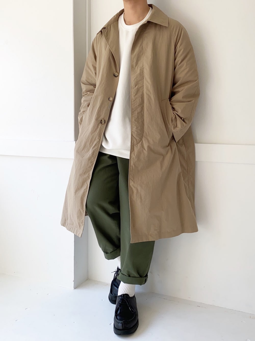 「ステンカラーコート、SLICK、スウェット、Kastane、ホップサックパンツ、niko and ...、革靴、KLEMAN、きれいめカジュアル、春コーデ」｜「SLICKの[SLICK/スリック] N/Cタッサーオーバーサイズコート（ステンカラーコート、ベージュ系）」を使った、ぜっきーさん（メンズ・165cm）の春コーディネートの1枚目の写真