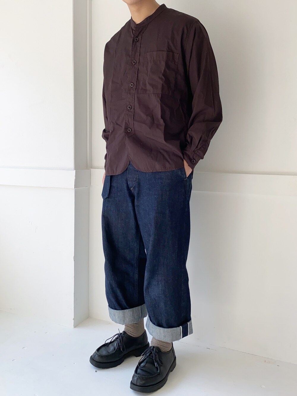 「ノーカラーシャツ、ダークブラウン、ワイドデニム、MHL.、CANTON、革靴、KLEMAN、きれいめカジュアル、シンプルコーデ、低身長」｜「MHL.の＜MHL.＞ POP NC SHT/シャツ（シャツ/ブラウス、ブラウン系）」を使った、ぜっきーさん（メンズ・165cm）の春コーディネートの1枚目の写真