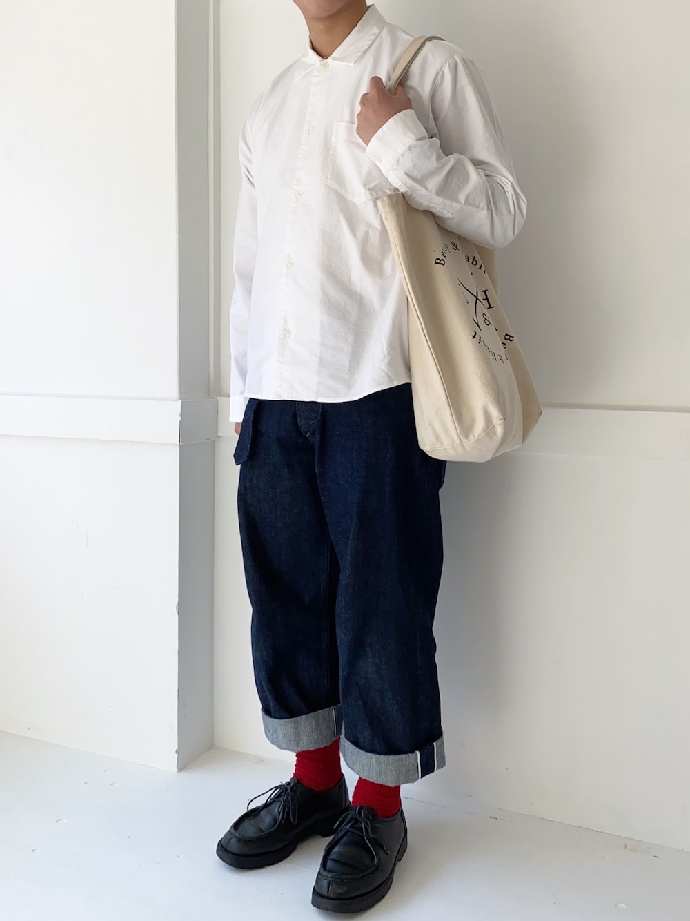 「白シャツ、無印良品、ワイドデニム、MHL.、UNIQLO、赤靴下、革靴、KLEMAN、きれいめカジュアル、トートバッグ」｜「無印良品のアイテム（シャツ/ブラウス、ホワイト系）」を使った、ぜっきーさん（メンズ・165cm）の春コーディネートの1枚目の写真