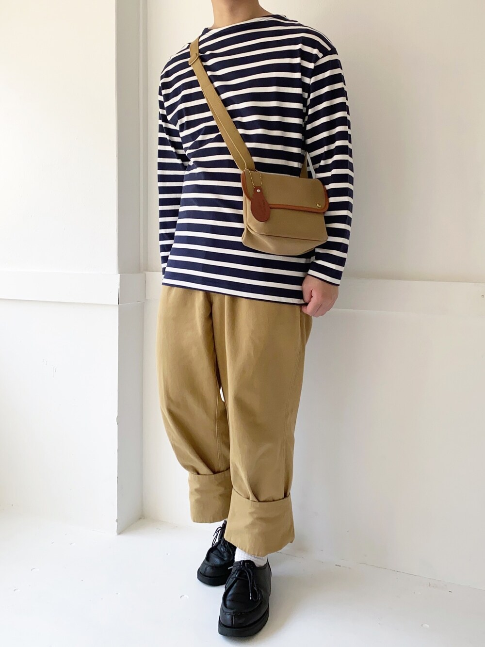 「ボーダートップス、niko and ...、ワイドパンツ、チノパン、MHL.、革靴、KLEMAN、ショルダーバッグ、BRADY、きれいめカジュアル」｜「niko and...のバスクボーダーロンＴ（Tシャツ/カットソー、ブルー系）」を使った、ぜっきーさん（メンズ・165cm）の春コーディネートの1枚目の写真