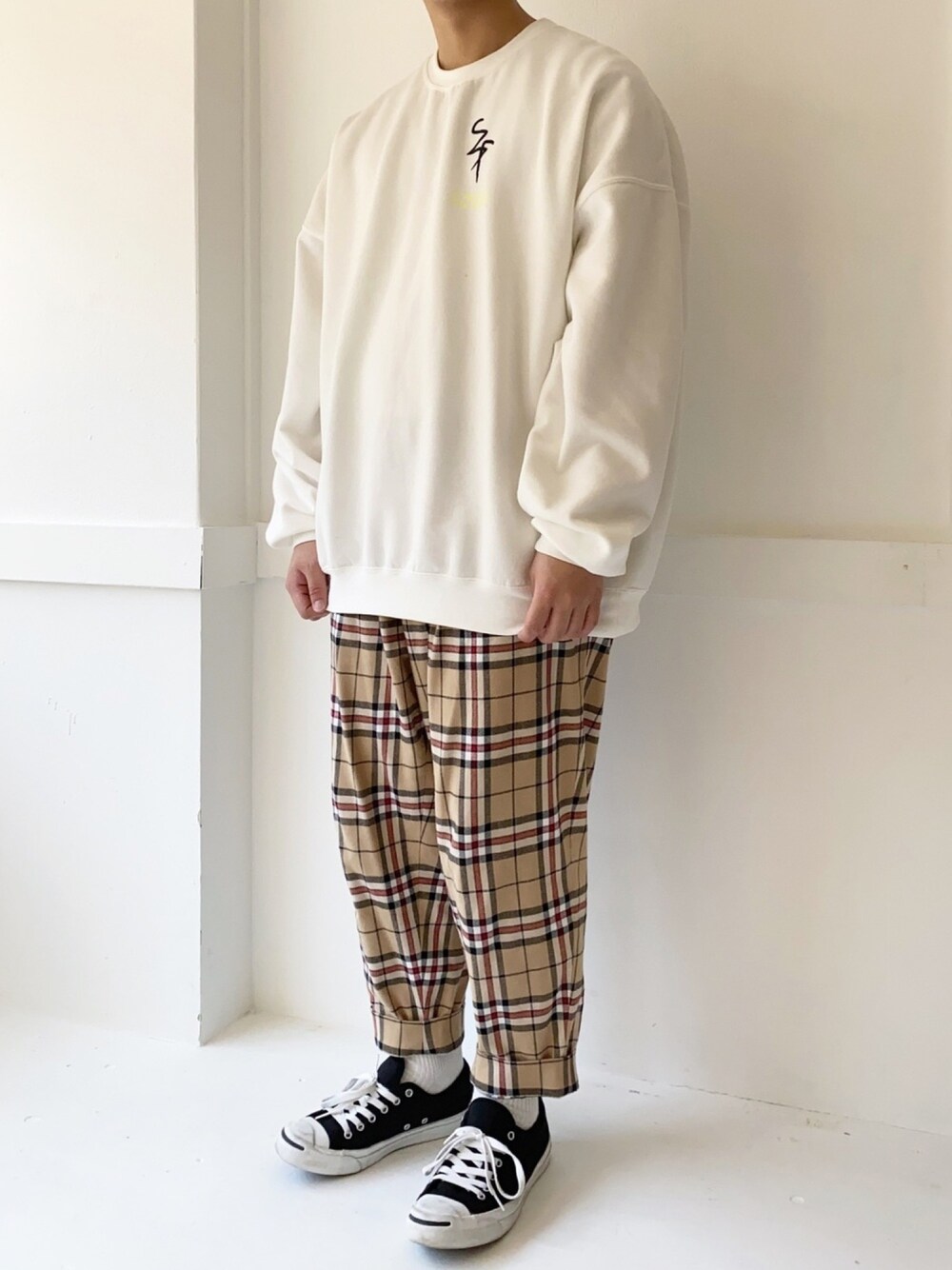 「スウェット、Kastane、チェックパンツ、SLICK、スニーカー、converse、カジュアル、ビッグシルエット、低身長、きれいめカジュアル」｜「KastaneのSIXSENCE FESTIVAL SWEAT YEL（スウェット、ホワイト系）」を使った、ぜっきーさん（メンズ・165cm）の春コーディネートの1枚目の写真