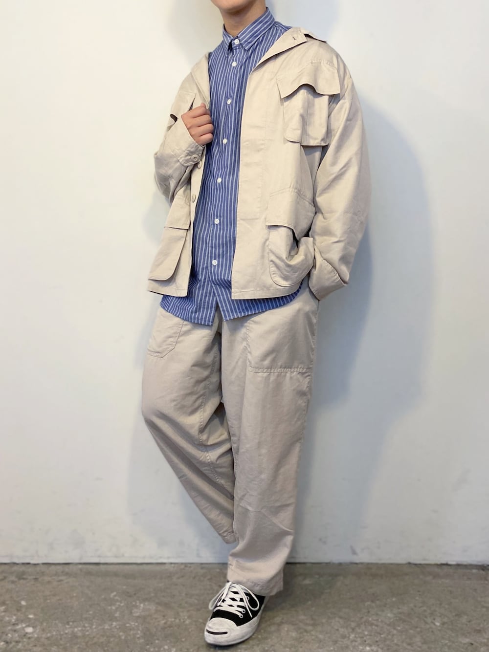 「ファティーグジャケット、ストライプシャツ、ベイカーパンツ、niko and ...、スニーカー、converse、セットアップ、ベージュコーデ、はるコーデ、きれいめカジュアル」｜「niko and...のファテーグシャツジャケット（その他アウター、ベージュ系）」を使った、ぜっきーさん（メンズ・165cm）の春コーディネートの1枚目の写真