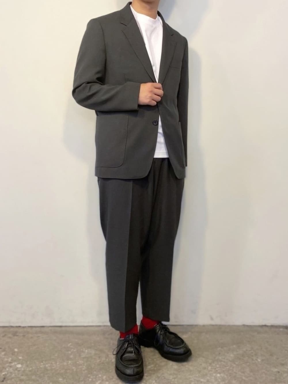 「セットアップ、テーラードジャケット、白Tシャツ、ワイドパンツ、スラックス、赤い靴下、UNIQLO、UNIQLO U、KLEMAN、キレイめ」｜「UNIQLOのテーラードジャケット セットアップ可能（その他アウター、グレー系）」を使った、ぜっきーさん（メンズ・165cm）の春コーディネートの1枚目の写真
