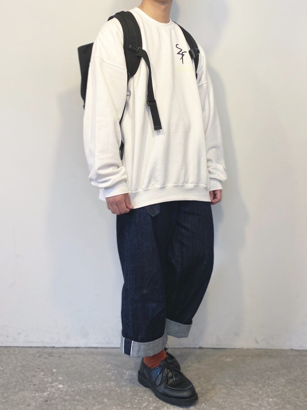 「スウェット、Kastane、ワイドデニム、MHL.、革靴、KLEMAN、バックパック、Manhattan Portage、大人カジュアル、春」｜「KastaneのSIXSENCE FESTIVAL SWEAT YEL（スウェット、ホワイト系）」を使った、ぜっきーさん（メンズ・165cm）の春コーディネートの1枚目の写真