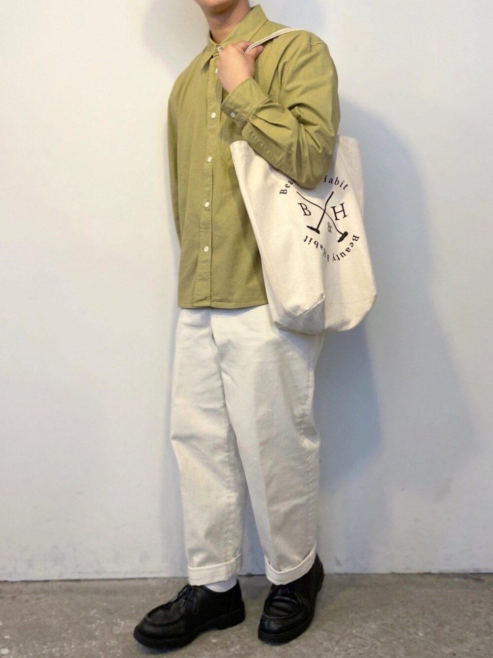 「シャツ、MHL.、ワイドパンツ、Steven Alan、革靴、KLEMAN、トートバッグ、beauty&habit、きれいめカジュアル、春カラー」｜「MHL.のCOARSE YARN COTTON(MHL SHOP限定)（シャツ/ブラウス、イエロー系）」を使った、ぜっきーさん（メンズ・165cm）の春コーディネートの1枚目の写真