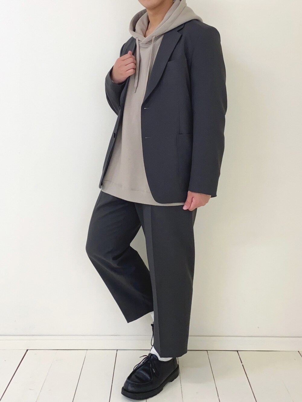 「おうちファッション、セットアップ、テーラードジャケット、ワイドパンツ、UNIQLO、UNIQLO U、パーカー、niko and ...、革靴、KLEMAN」｜「UNIQLOのテーラードジャケット セットアップ可能（その他アウター、グレー系）」を使った、ぜっきーさん（メンズ・165cm）の春コーディネートの1枚目の写真