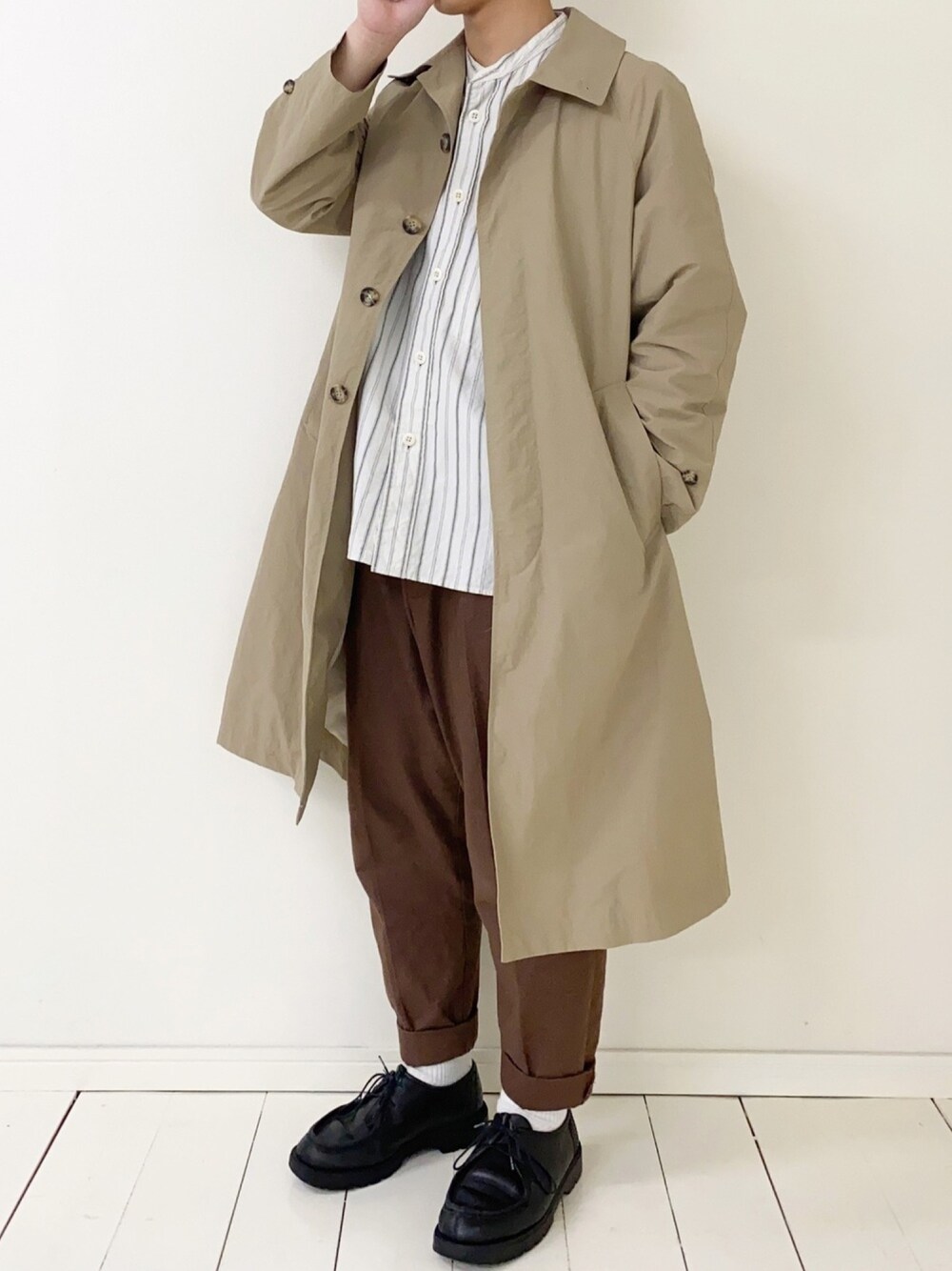 「おうちファッション、ステンカラーコート、SLICK、ストライプシャツ、MHL.、テーパードパンツ、MinoriTY、革靴、KLEMAN、きれいめカジュアル」｜「SLICKの[SLICK/スリック] N/Cタッサーオーバーサイズコート（ステンカラーコート、ベージュ系）」を使った、ぜっきーさん（メンズ・165cm）の春コーディネートの1枚目の写真