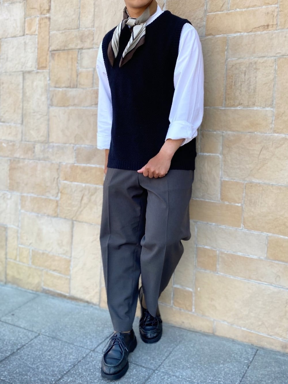 「白シャツ、無印良品、ニットベスト、Nilway、スカーフ、LOWRYS FARM、ワイドパンツ、UNIQLO U、革靴、KLEMAN」｜「無印良品のアイテム（シャツ/ブラウス、ホワイト系）」を使った、ぜっきーさん（メンズ・165cm）の春コーディネートの1枚目の写真