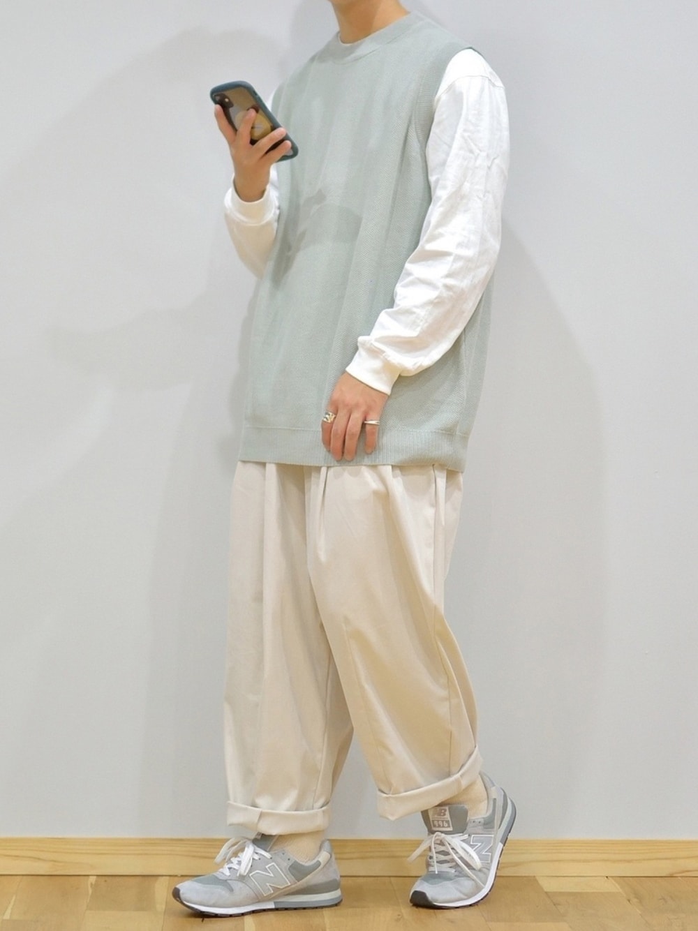 「秋のコーデ、くすみカラー、UNIQLO U、ユニクロ、ロンT、remer、ニットベスト、ニューバランス、プチプラ、ビックシルエット」｜「UNIQLOのクルーネックT（長袖）（Tシャツ/カットソー、ホワイト系）」を使った、ぜっきーさん（メンズ・165cm）の秋コーディネートの1枚目の写真