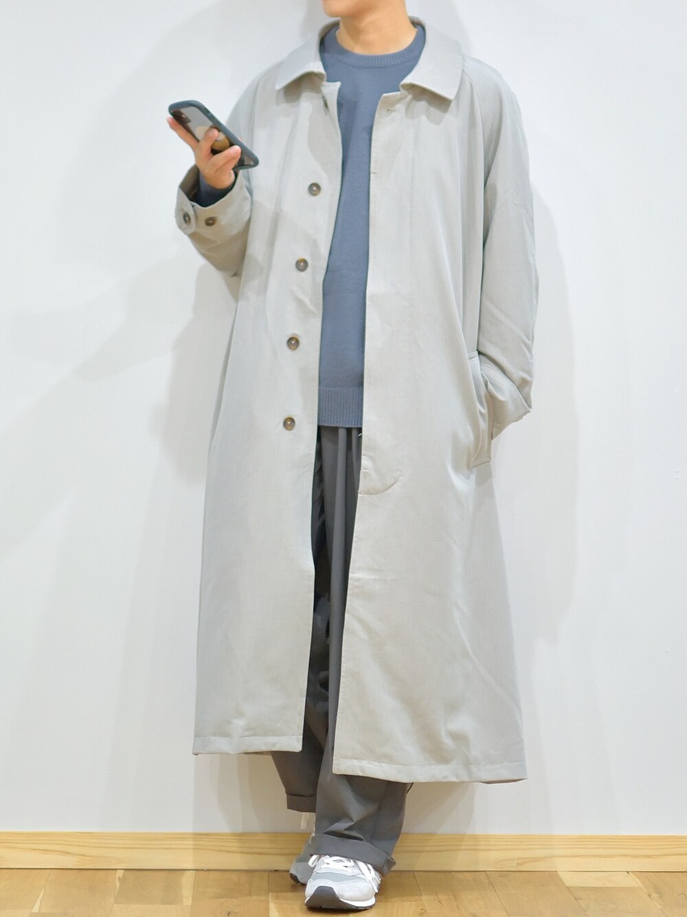「秋冬コーデ、くすみカラー、ニューバランス、remer、URBAN RESEARCH、シンプルコーデ、ステンカラーコート、ワイドパンツ、大人コーデ、秋コーデ」｜「remerのloose soutien collar long coat/ルーズステンカラーコート（ステンカラーコート、グレー系）」を使った、ぜっきーさん（メンズ・165cm）の秋コーディネートの1枚目の写真