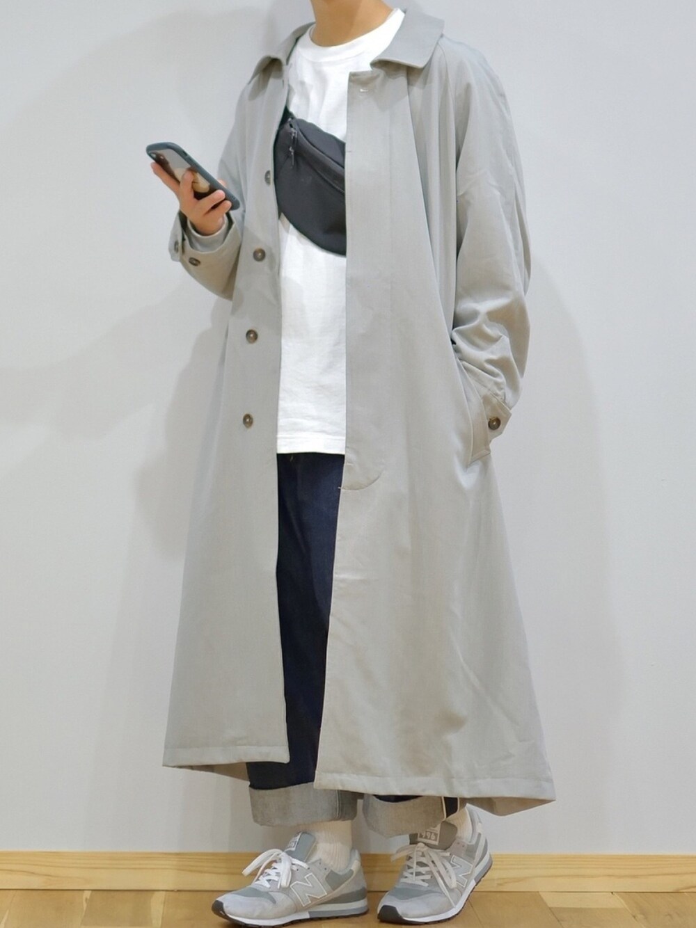 「ステンカラーコート、remer、ユニクロ、ロンT、スニーカー、ニューバランス、ワイドデニム、MHL.、くすみカラー、ビックシルエット」｜「remerのloose soutien collar long coat/ルーズステンカラーコート（ステンカラーコート、グレー系）」を使った、ぜっきーさん（メンズ・165cm）の秋コーディネートの1枚目の写真