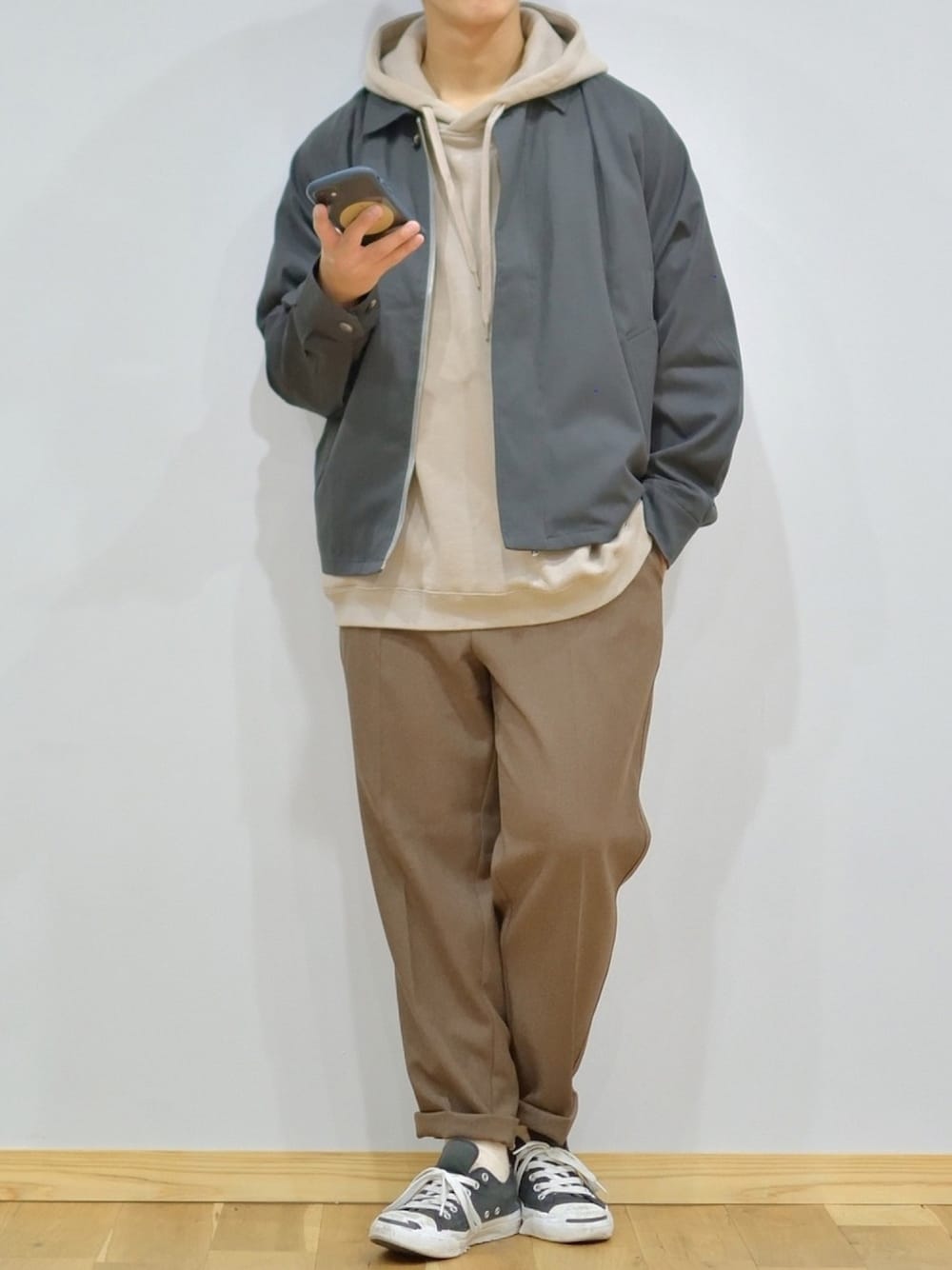 「秋のコーデ、ドリズラージャケット、remer、パーカー、niko and ...、テーパードパンツ、GU、プチプラ、スニーカー、コンバース」｜「remerのloose zip jacket / ルーズジップジャケット（カバーオール、グレー系）」を使った、ぜっきーさん（メンズ・165cm）の秋コーディネートの1枚目の写真