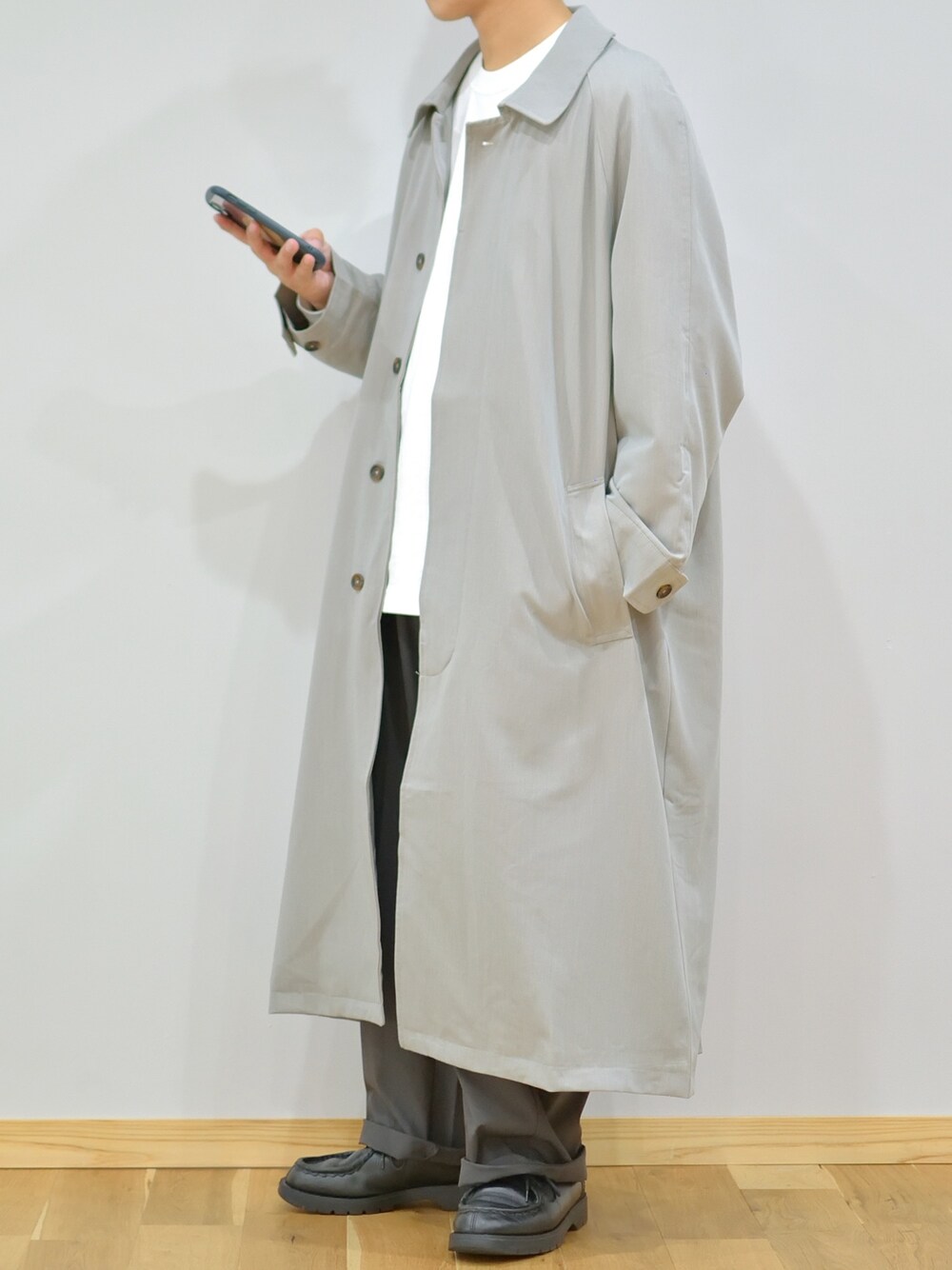 「remer、ステンカラーコート、ワイドパンツ、ビックシルエット、ユニクロ、ロンT、KLEMAN、きれいめカジュアル、秋のコーデ、シンプルコーデ」｜「remerのloose soutien collar long coat/ルーズステンカラーコート（ステンカラーコート、グレー系）」を使った、ぜっきーさん（メンズ・165cm）の秋コーディネートの1枚目の写真