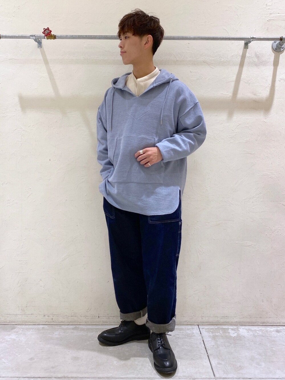 「ニコアンド、niko and ...、メキシカンパーカー、パーカー、ノーカラーシャツ、ペインターパンツ、ワイドデニム、革靴、オーバーサイズ、春コーデ」｜「niko and...のメキシカンロングパーカー（パーカー、ブルー系）」を使った、ぜっきーさん（メンズ・165cm）の冬コーディネートの1枚目の写真