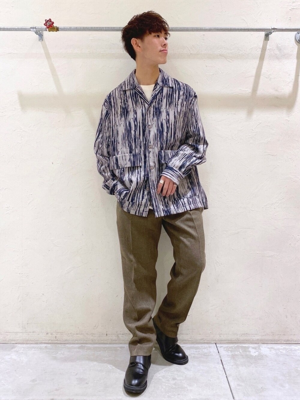 「ニコアンド、niko and ...、柄シャツ、シャツジャケット、春アウター、白Tシャツ、スラックス、ワイドパンツ、革靴、春コーデ」｜「niko and...のオープンカラーシャツジャケット（その他アウター、その他）」を使った、ぜっきーさん（メンズ・165cm）の春コーディネートの1枚目の写真