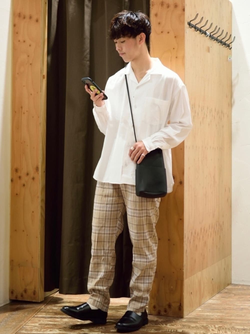 「ニコアンド、niko and ...、オープンカラーシャツ、チェックパンツ、巾着バッグ、春夏コーデ、ワントーンコーデ、ベージュ、ゆるコーデ、綺麗めカジュアル」｜「niko and...のクレープオープンカラーシャツ（シャツ/ブラウス、ホワイト系）」を使った、ぜっきーさん（メンズ・165cm）の春コーディネートの1枚目の写真