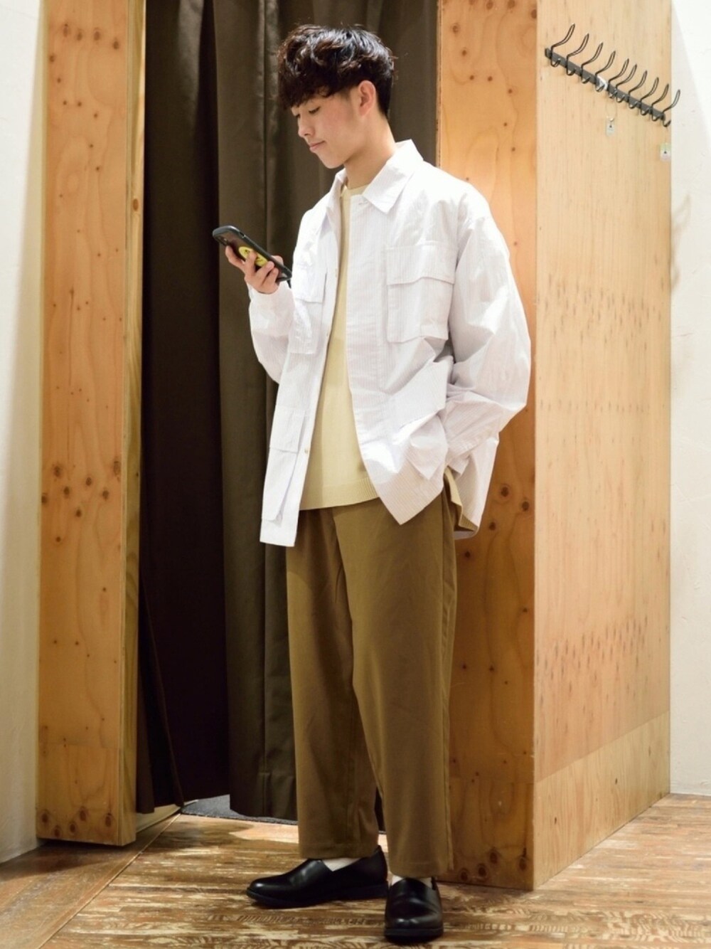 「ニコアンド、niko and ...、ストライプシャツ、ワイドパンツ、クロップドパンツ、革靴、ベージュ、ワントーンコーデ、きれいめカジュアル、ゆるコーデ」｜「niko and...のパッチポケットシャツジャケット（その他アウター、ホワイト系）」を使った、ぜっきーさん（メンズ・165cm）の春コーディネートの1枚目の写真