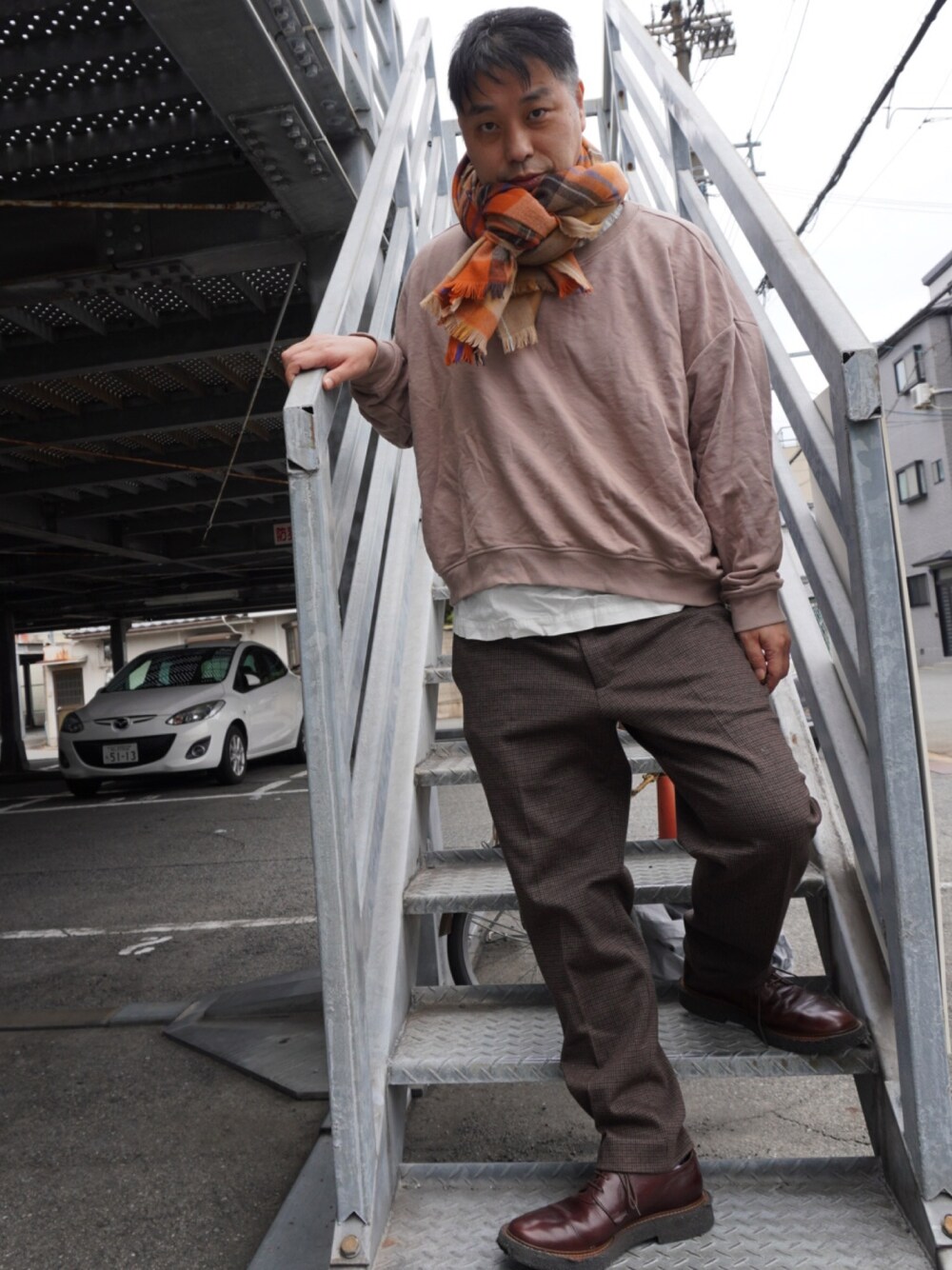 「ブラウン、秋のコーデ、おしゃれさんと繋がりたい、ユニクロ、ブラウンコーデ、H&M」｜「UNIQLOのアイテム（ストール/ショール、オレンジ系）」を使った、英伸さん（メンズ・171cm）の秋コーディネートの1枚目の写真