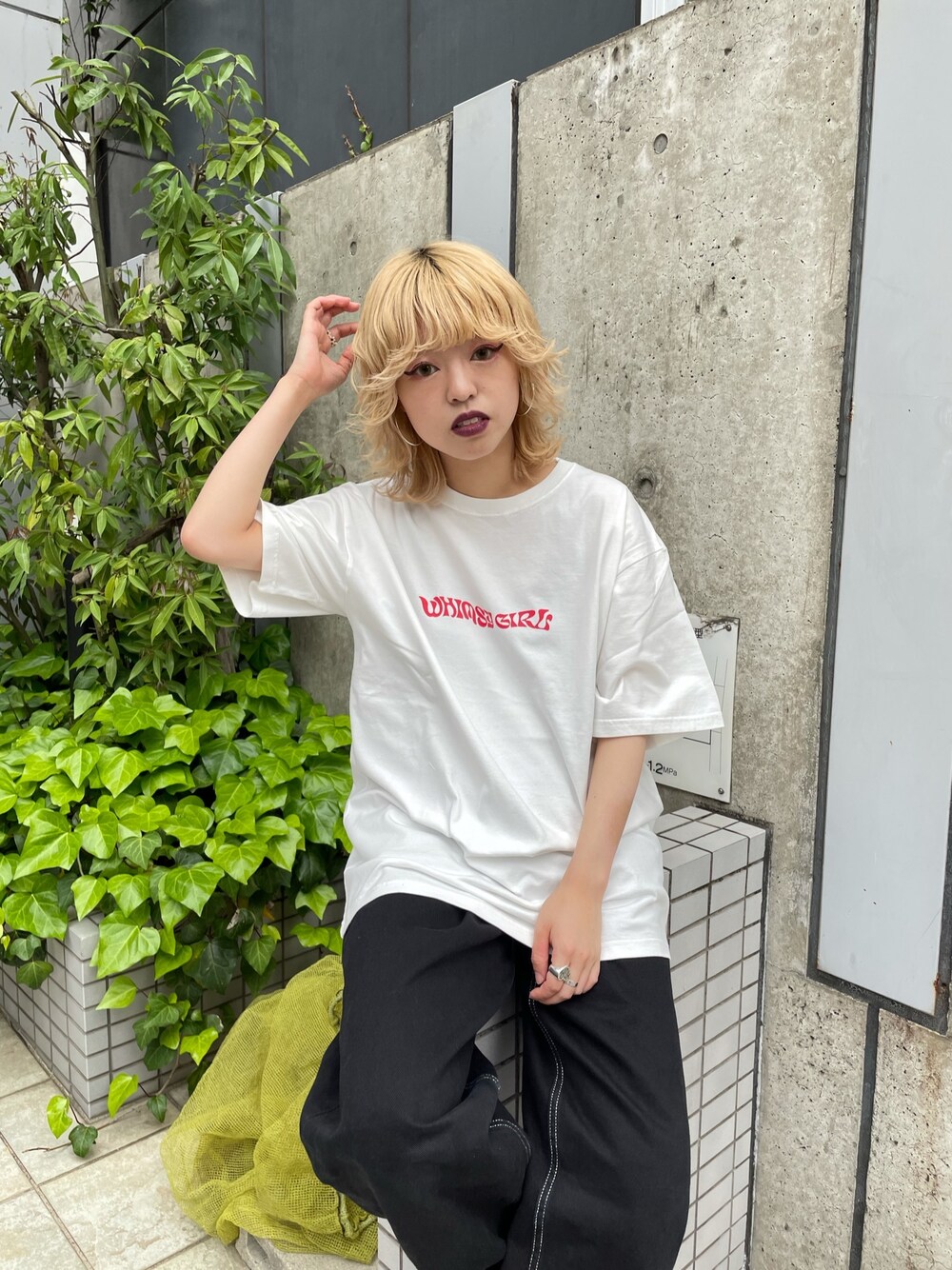 「x-girl、x-girl_ootd、エックスガール、ワイドパンツ、Tシャツコーデ、メンズライク、ストリート系女子」｜「X-girlのBUTTERFLY S/S TEE（Tシャツ/カットソー、ホワイト系）」を使った、フクマルさん（レディース・153cm）の春コーディネートの1枚目の写真