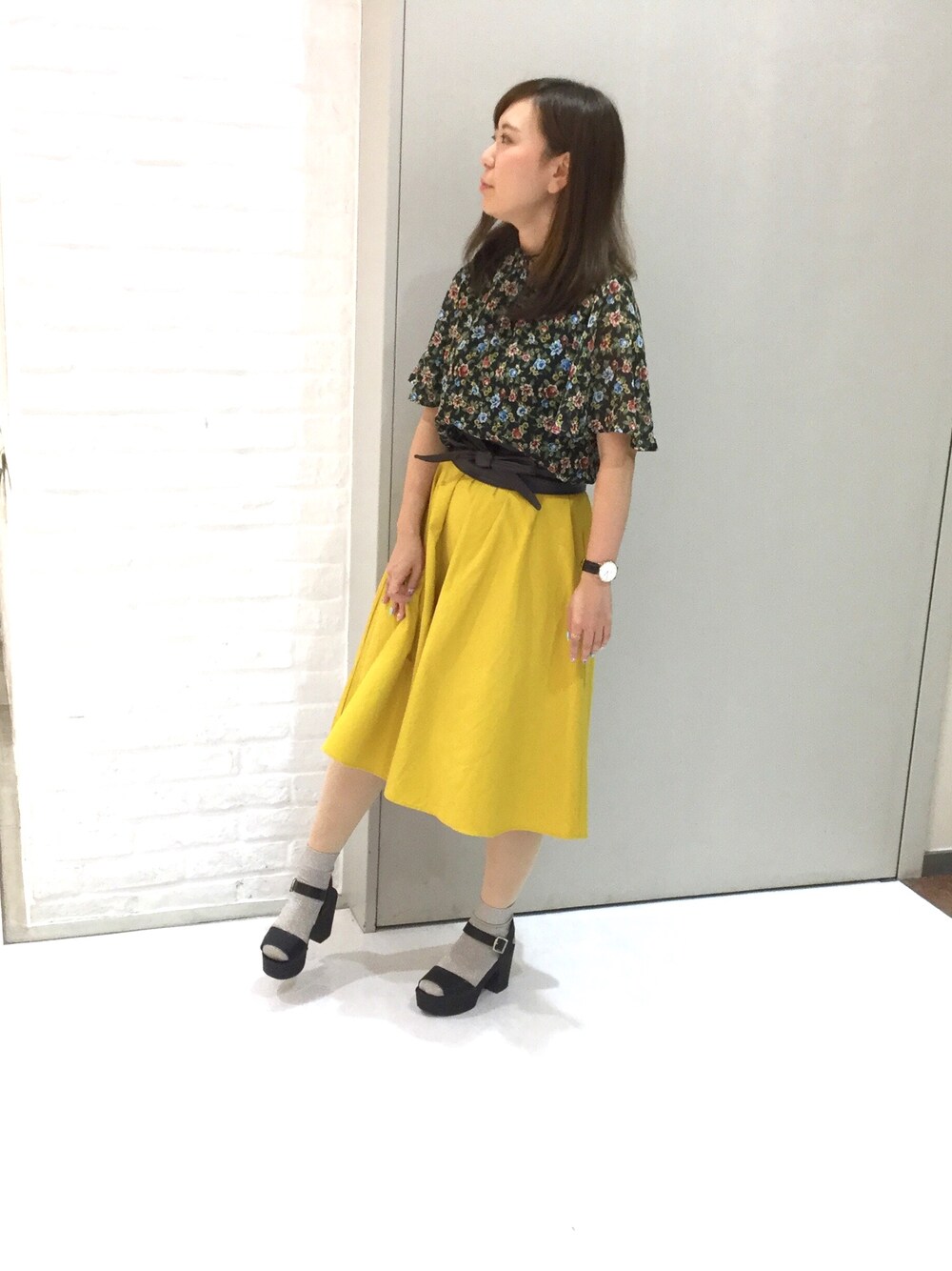 「靴下屋、サンダルに靴下、花柄トップス、プチプラコーデ」｜「PAGEBOYの楊柳フラワーハイネックブラウス（シャツ/ブラウス、ブラック系）」を使った、ちぃさん（レディース・158cm）の夏コーディネートの1枚目の写真