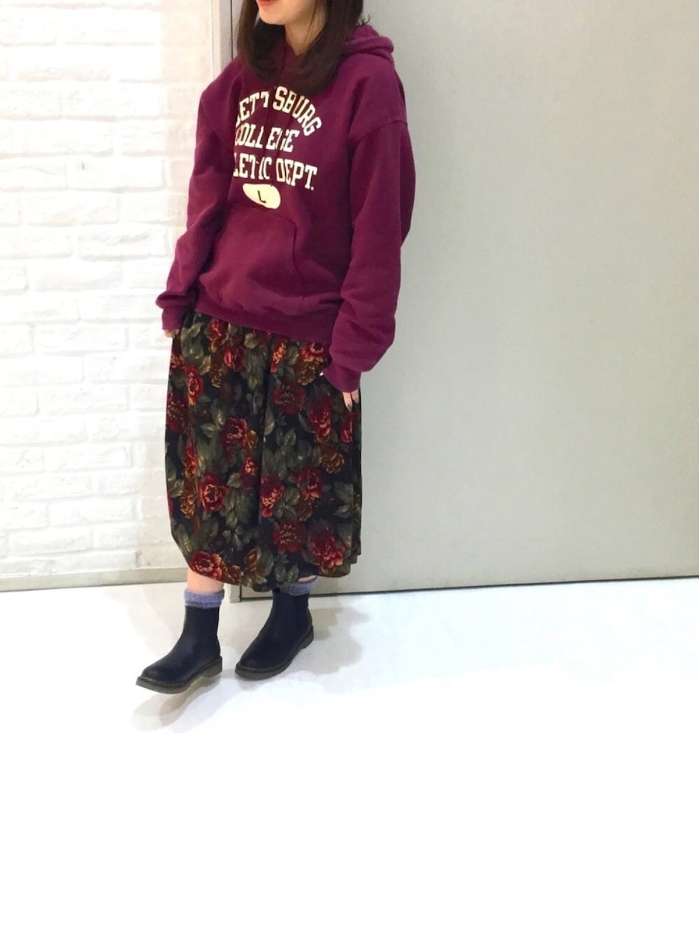 「靴下屋、サイドゴアブーツ、ゆるコーデ、いつかのコーデ、パーカー、古着、花柄」｜「usedのアイテム（パーカー、レッド系）」を使った、ちぃさん（レディース・158cm）の冬コーディネートの1枚目の写真