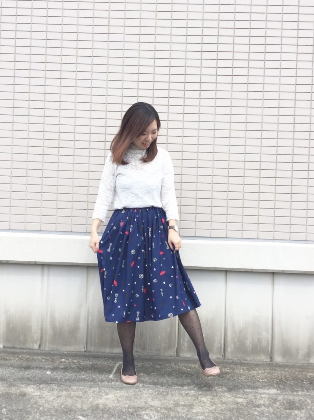 「靴下屋、いつかのコーデ、レース、屋上、バレエシューズ、古着」｜「GUのアイテム（トップス、ホワイト系）」を使った、ちぃさん（レディース・158cm）の夏コーディネートの1枚目の写真