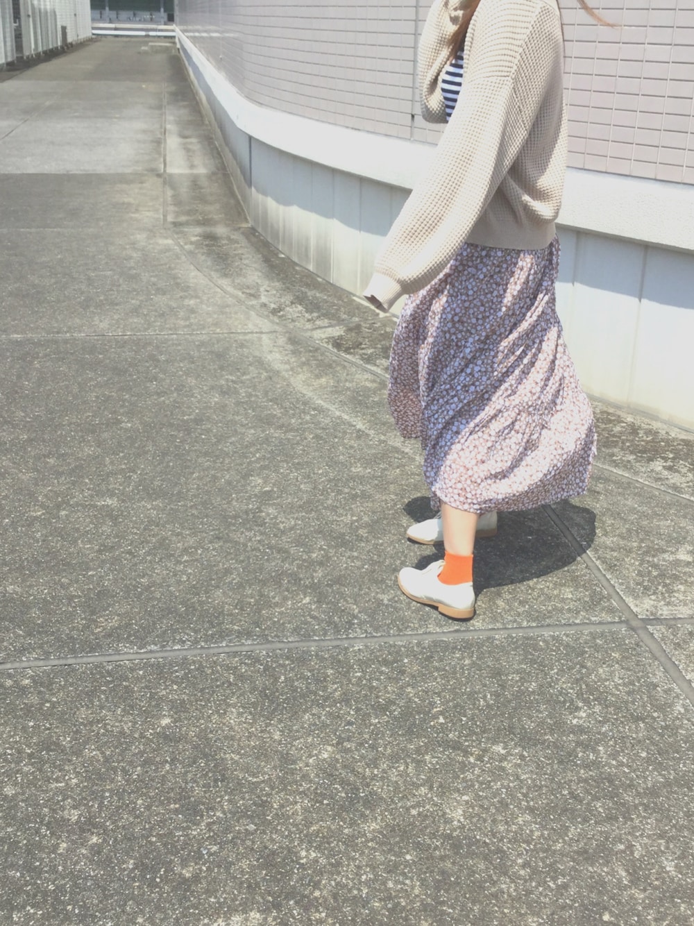 「靴下屋、靴下、オレンジ、令和」｜「tiptopのアイテム（カーディガン/ボレロ、ベージュ系）」を使った、ちぃさん（レディース・160cm）の春コーディネートの1枚目の写真