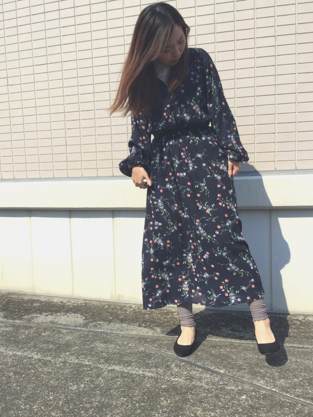 「靴下屋、ワンピース、屋上、レギンス」｜「GUのアイテム（トップス、ホワイト系）」を使った、ちぃさん（レディース・160cm）の春コーディネートの1枚目の写真