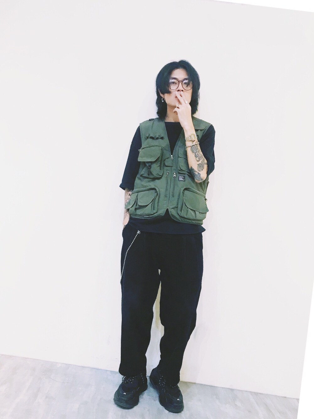 シルバー系のアナログ腕時計を着用したメンズの春コーディネートの1枚目の写真