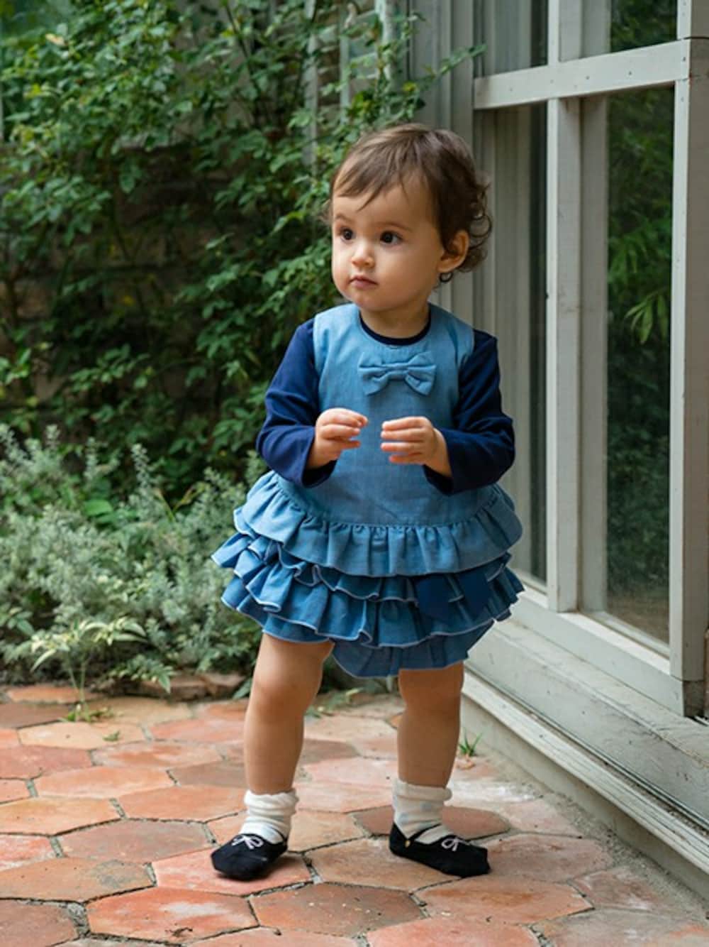ブルー系のデニムパンツ、ブルー系のスタイ/よだれかけを着用したキッズの秋コーディネートの1枚目の写真